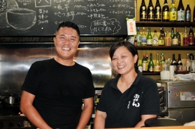 居酒屋を開いて１０年目を迎えた本田清彰さん（左）、薫さん夫婦。どの世代からも「おとん、おかん」と呼ばれる＝垂水区星が丘１