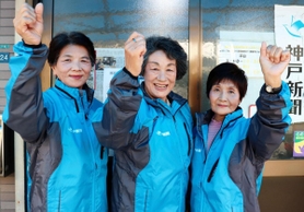 この道３０年以上の（左から）春名啓子さん、浜田宏子さん、篠原ツル子さん＝上高丸専売所