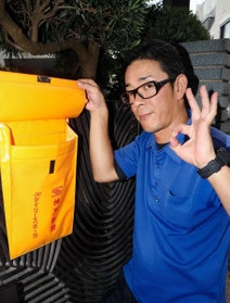 ポストチェックする垂水東販売のスタッフ＝神戸市垂水区山手５