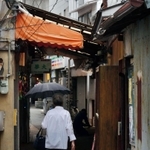 狭い路地に店舗がひしめき合う塩屋地区の商店街＝垂水区塩屋町