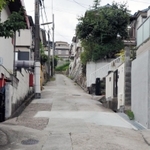 細い道路に急な坂道が続く住宅街＝垂水区塩屋町