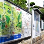 ＪＲ塩屋駅を下りると、塩屋のまちが一目で分かるイラストの看板が出迎えてくれる＝神戸市垂水区塩屋町３