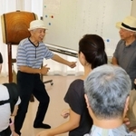 本番に向け、北川さんの指導を受けて練習する参加者ら（撮影・吉田みなみ）＝神戸市垂水区塩屋町４