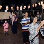 太鼓やお囃子のリズムに合わせ、地元住民らが次々に踊りの輪に加わった＝２４日夜、塩屋町東市民公園