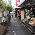 狭い小径に店が連なる商店街のメインストリート＝神戸市垂水区塩屋町３