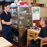 「食堂しろちゃん」の松岡泰司店主（左）と歓談する案内人の沢勝弘さん=神戸市垂水区塩屋町３