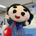 神戸タータン柄の衣装を身にまとい、ポーズをつくるごしきまろ＝神戸市垂水区日向１、垂水区役所