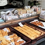 店の前にずらりと並ぶ自慢の豆腐＝神戸市垂水区塩屋町