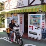 急勾配で狭い道をバイクで駆け抜ける貴伝名孝司さん＝神戸市垂水区塩屋町