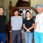 旧グッゲンハイム邸を拠点に塩屋のまちづくりに取り組む（右から）森本アリさん、山森彩さん、小山直基さん、藤原幸司さん＝旧グッゲンハイム邸