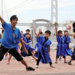 元気いっぱい踊る子どもたち＝マリンピア神戸