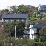 敷地内に３７戸が建つ外国人専用住宅。暖炉を使うため煙突を備えた住宅が目立つ＝神戸市垂水区塩屋町７（撮影・辰巳直之）