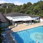 緑にあふれる敷地内にはプールもある＝神戸市垂水区塩屋町７（撮影・辰巳直之）