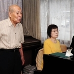 妻陽子さんの伴奏で練習に励む陰山恭道さん（左）＝神戸市垂水区