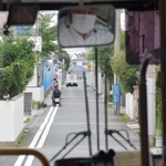 「本当にバスが通れるの？」とハラハラする一方通行道路。ベビーカーを押す住民の姿も＝神戸市垂水区歌敷山２