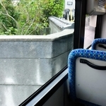 １系統「一番の難所」である歌敷山中学校付近の曲がり角。民家の壁と車体との間はわずか数センチ＝神戸市垂水区歌敷山２