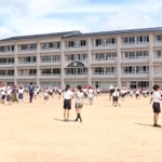休み時間に校庭で遊ぶ舞多聞小学校の児童＝垂水区舞多聞西５