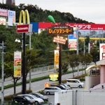 ずらりと並ぶロードサイド店＝垂水区舞多聞東１