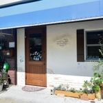 ドアに書かれた店名が何とも心穏やかになる＝神戸市垂水区舞子台８