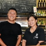 居酒屋を開いて１０年目を迎えた本田清彰さん（左）、薫さん夫婦。どの世代からも「おとん、おかん」と呼ばれる＝垂水区星が丘１