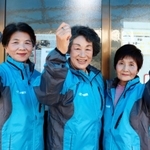 この道３０年以上の（左から）春名啓子さん、浜田宏子さん、篠原ツル子さん＝上高丸専売所