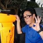ポストチェックする垂水東販売のスタッフ＝神戸市垂水区山手５