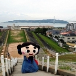 五色塚古墳に立つごしきまろ。背景には大阪湾が広がり、その先に淡路島が望める＝神戸市垂水区五色山４（撮影・三津山朋彦）