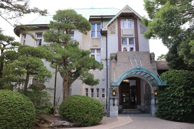 約１００年続く舞子ホテルの入り口＝神戸市垂水区舞子台２、舞子ホテル