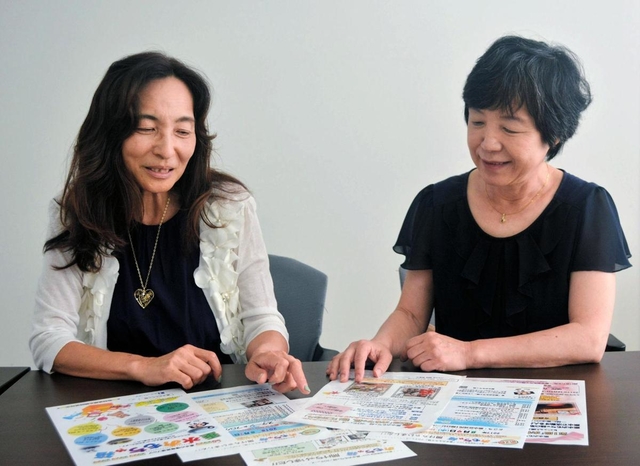 ブログ「垂水おもちゃ箱」を開設し、６年間、更新を続ける大道優子さん（左）と堀範子さん＝神戸新聞社