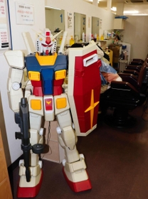 理容室の入り口に置かれた１・５メートルのガンダム＝垂水区神田町
