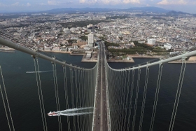 約３００メートルの主塔の頂上から見渡す絶景＝明石海峡大橋