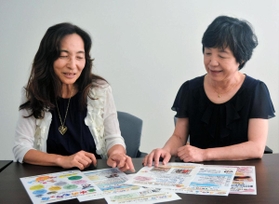 ブログ「垂水おもちゃ箱」を開設し、６年間、更新を続ける大道優子さん（左）と堀範子さん＝神戸新聞社