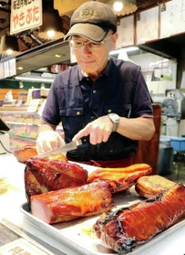 こんがり焼き上がり、照りもまぶしいミカゲヤの焼き豚＝神戸市垂水区神田町