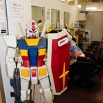 理容室の入り口に置かれた１・５メートルのガンダム＝垂水区神田町