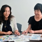 ブログ「垂水おもちゃ箱」を開設し、６年間、更新を続ける大道優子さん（左）と堀範子さん＝神戸新聞社