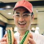 「漬物ドック」（右）と「やみつきドック」を手にする末武達三店長＝神戸市垂水区神田町