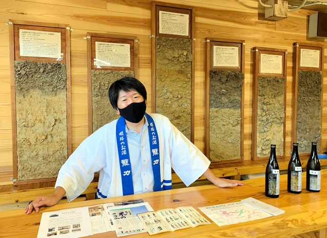 産地の土壌と酒の関係性について語る本田商店の本田龍祐専務＝姫路市網干区、「龍力テロワール館」