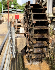 住吉川流域の水路に復元されている「灘目の水車」＝神戸市東灘区
