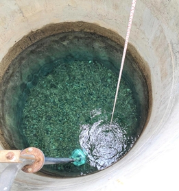 底に敷かれた砂利がきれいに見える大関の宮水井戸＝西宮市石在町、宮水庭園