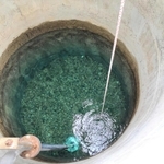 底に敷かれた砂利がきれいに見える大関の宮水井戸＝西宮市石在町、宮水庭園
