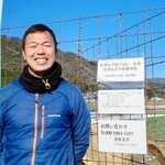 隔週土日に「岩津ねぎ掘りＤＡＹ！」を開く池本晃市さん。右奥の山の頂に竹田城が見える＝朝来市内