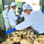 ゆで上げたタケノコを缶に詰める＝兵庫県太子町松尾、松尾農産加工組合