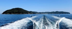 勾玉（まがたま）のような形といわれる沼島。国生み神話の「オノコロ島」という説もある
