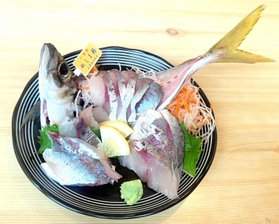 料理店「水軍」で調理してもらった刺し身。食べるには予約が必要だ