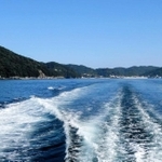 勾玉（まがたま）のような形といわれる沼島。国生み神話の「オノコロ島」という説もある