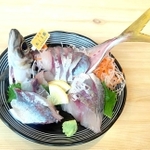 料理店「水軍」で調理してもらった刺し身。食べるには予約が必要だ