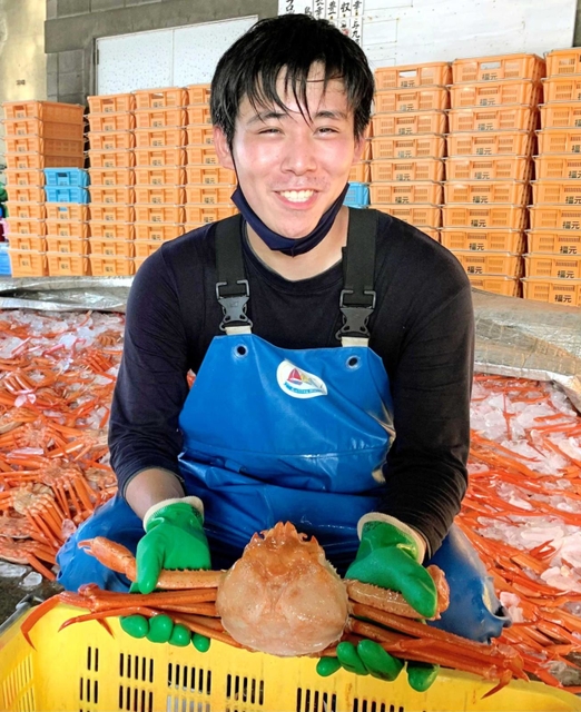 「たくさん捕れるとやはりうれしい」と話す福本優太さん＝兵庫県香美町、香住漁港