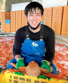 「たくさん捕れるとやはりうれしい」と話す福本優太さん＝兵庫県香美町、香住漁港