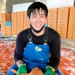 「たくさん捕れるとやはりうれしい」と話す福本優太さん＝兵庫県香美町、香住漁港