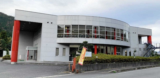 黒田庄和牛のコロッケやカレーなども販売するＪＡみのり特産開発センター＝西脇市黒田庄町